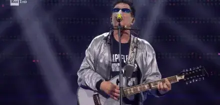 Festival di Sanremo 2025, Edoardo Bennato canta "Sono solo canzonette"