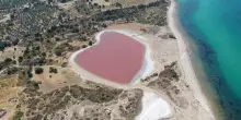 In Turchia il lago a forma di cuore di Ezine si tinge di rosa