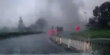 Cina, il tornado solleva un'auto: paura in strada a Haining