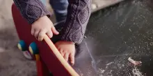 Bimbi picchiati e chiusi in bagno al buio, due educatrici arrestate in provincia di Ancona