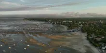 Francia in fiamme, il fumo a Saumos visto dal bacino di Arcachon