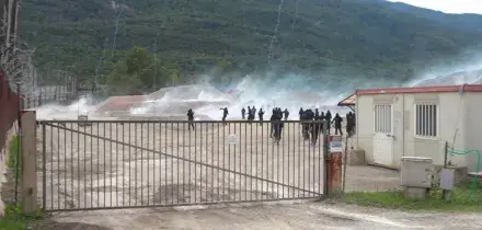 San Didero, No Tav incappucciati assaltano cantiere: lacrimogeni