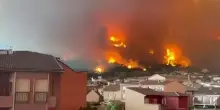Il muro di fuoco avanza verso verso le case a El Tiemblo