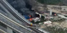 Disordini in Valsusa, in fiamme cantiere Chiomonte: le immagini dall'alto