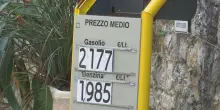 Carburanti sempre pi&ugrave; cari: pieno fino a 14 euro in pi&ugrave;, l'esodo estivo pesa sulle famiglie