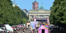Berlino: furgone sulla folla durante una manifestazione LGBTQIA+, un morto e 15 feriti