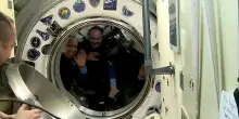 L'ultimo saluto dell'equipaggio spaziale della ISS, poi il portello della Soyuz MS-28 si chiude