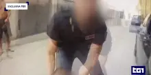 Un fotogramma da video bodycam del poliziotto mostra ferita alla nuca di Fakir