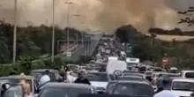 Roma, roghi circondano il Gra. Fumo sulla carreggiata, lunghe file e auto contromano