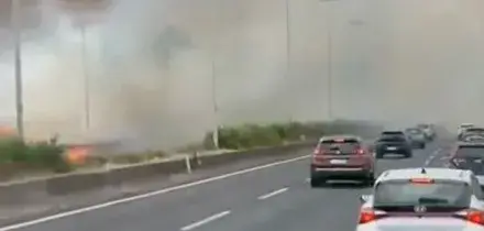 Roma, fiamme e lunghe code sul GRA: le auto tra due fronti di fuoco