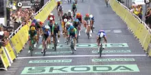 Tour de France, Mathieu van der Poel vince l'ultima tappa e si accascia al traguardo. Video
