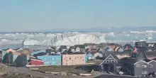Il crollo del gigantesco iceberg che si capovolge affondando: il silenzio &egrave; impressionante