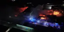 Termini Imerese, incendio di sterpaglie coinvolge un capannone industriale