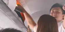 Cina, &egrave; panico sull'aereo: il portatile prende fuoco e arrivano i pompieri
