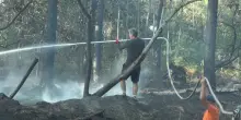 Francia, gli abitanti spengono le braci per impedire che l'incendio si riaccenda