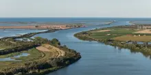 Micro-desertificazione del Delta del Po, il drone in volo sulla foce del fiume
