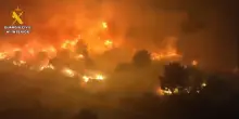 Incendi in Spagna, il fuoco inghiotte l&rsquo;autostrada: il drone riprende la fuga dalle fiamme