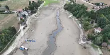 Le barche arenate sul lago in Svizzera, la siccit&agrave; blocca la navigazione