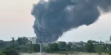 In fiamme la piattaforma ecologica di Novate Milanese, altissima colonna di fumo nero