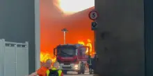 Incendio in ricicleria di rifiuti nel Milanese, le immagini del rogo