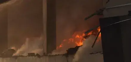 Le fiamme altissime e gli idranti in azione: le operazioni di spegnimento del rogo nel Milanese