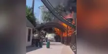 Attimi di paura a Gardaland: incendio sotto le montagne russe, a fuoco l'area Far West