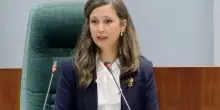 Khalida Boufedeche, prima donna eletta alla guida del Parlamento algerino