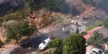 Roma, vasto incendio all'Infernetto: le immagini dal drone della vegetazione in fiamme