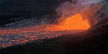 Lava fuoriesce copiosa dal vulcano Kilauea delle Hawaii, l'eruzione dalla fontana a cupola