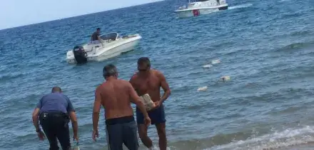 Ragusa, pacchi di soldi gettati in mare da un motoscafo: 700mila euro recuperati dalla Finanza
