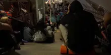 Residenti di Kiev nei rifugi nella metropolitana durante gli attacchi missilistici russi