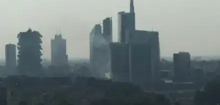 Denso fumo nero tra i palazzi, l'incendio nei pressi della stazione a Milano, le immagini a distanza
