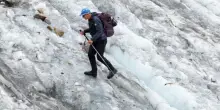 Afa sul Monte Rosa, alpinisti sul ghiacciaio solcato da rivoli d'acqua: video dal drone
