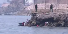 Ceuta: 1.500 migranti arrivano a nuoto dal Marocco in 7 giorni