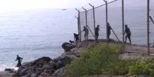 Ceuta, centinaia di migranti attraversano il confine dell'enclave spagnola