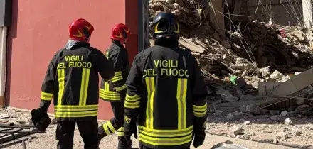 Messina, un edificio esplode e crolla. 5 feriti gravi, si cercano 6 dispersi