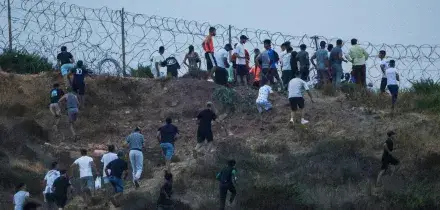 Ceuta, &egrave; emergenza migranti: in migliaia arrivati a nuoto. Scontro Roma-Madrid su Schengen