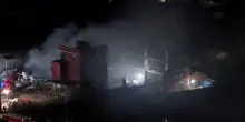Soccorritori al lavoro nella palazzina crollata a Messina: le immagini dal drone