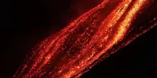 Etna, le spettacolari immagini notturne dal drone della colata lavica
