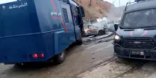 Fnidq, auto incendiate durante gli scontri tra la folla e la polizia al confine marocchino con Ceuta