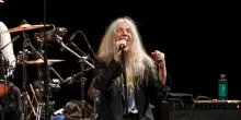Papa Leone riceve in Vaticano Patti Smith, icona della musica rock