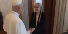 Siparietto tra il Papa e Patti Smith: "Parli italiano?", "Solo americano... hi!"