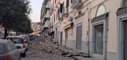 Sisma magnitudo 4.7 a Napoli, epicentro nei Campi Flegrei. Gente in strada, black out e stop treni