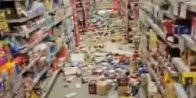 Napoli, al supermercato la merce a terra