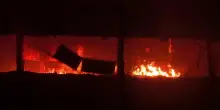 Rogo nel deposito Bartolini: parti dell'edificio cadono bruciate dalle fiamme