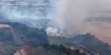 Roma, incendio minaccia pannelli solari: le immagini dal drone