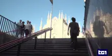 Due sconosciuti, poche parole poi lui la aggredisce con un coltello