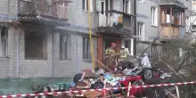 Kiev, attacchi sulla capitale: palazzi sventrati, persone in strada