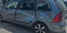 Continua lo sciame sismico, a Pozzuoli un masso cade su un'auto. Illesa la coppia a bordo