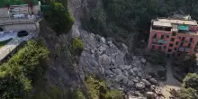 Terremoto Campi Flegrei, il drone sulle case vicino al costone franato